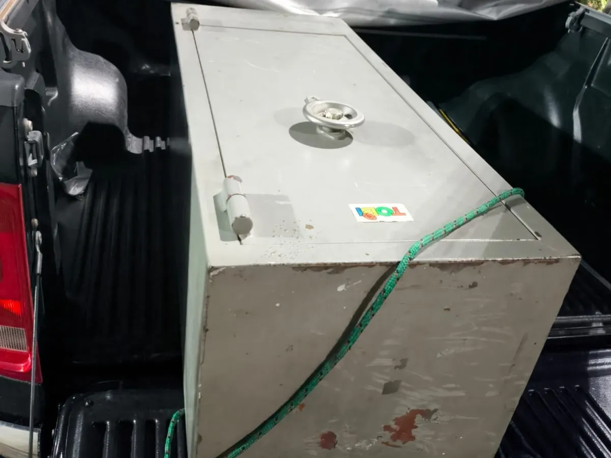 Cofre roubado e armas recuperadas em caminhonete pela polícia de Piracicaba