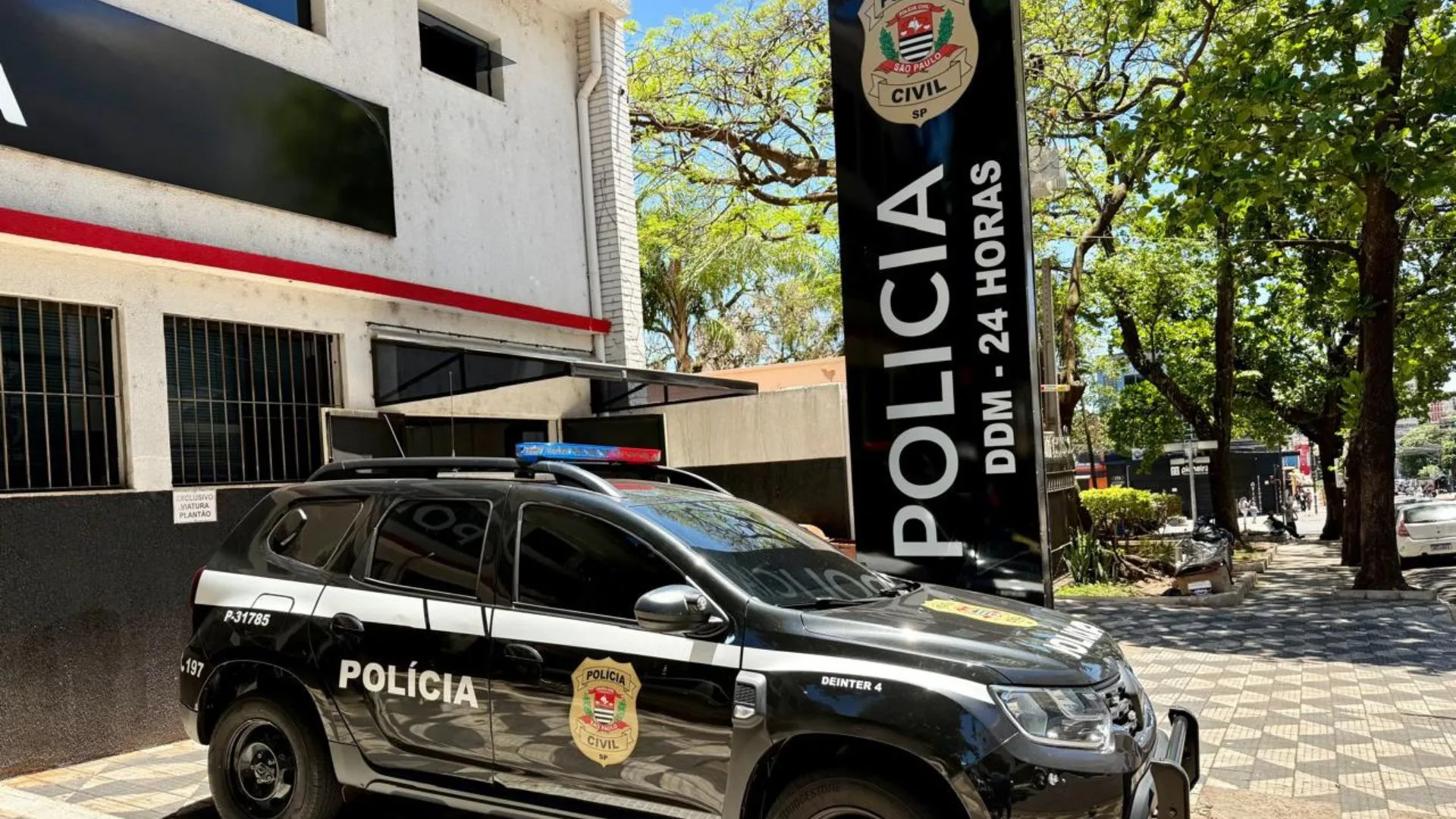Viatura policial em canavial de Barra Bonita, SP