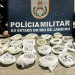 Policiais prendem suspeito e apreendem drogas em Petrópolis durante confronto.
