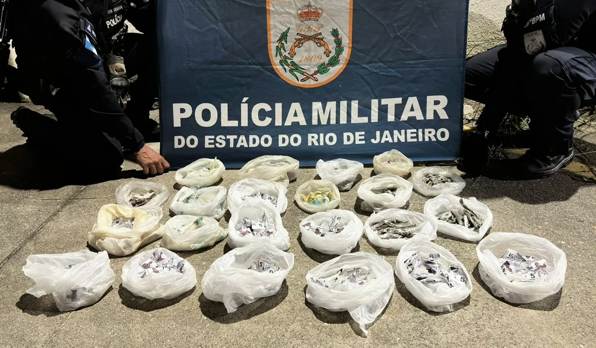 Policiais prendem suspeito e apreendem drogas em Petrópolis durante confronto.