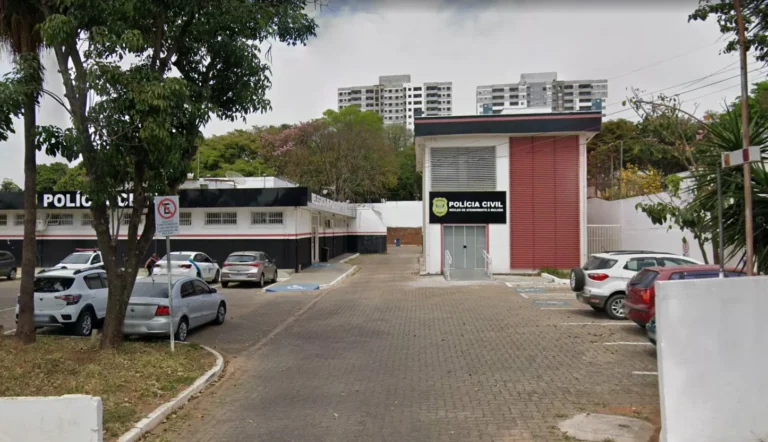 Viatura policial com luzes acesas em frente a uma casa, à noite, representando a resposta a uma ocorrência de violência doméstica em Itupeva.