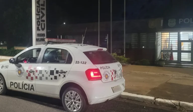 Policial da Patrulha Maria da Penha atendendo ocorrência de violência doméstica