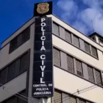 Cena de investigação policial com mulher e policial, relacionada à morte de um cão por vingança.