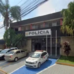 Porta arrombada e barra de ferro após agressão em Ferraz de Vasconcelos