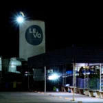 Policiais e socorristas em frigorífico investigando crime de esfaqueamento em Umuarama, Paraná