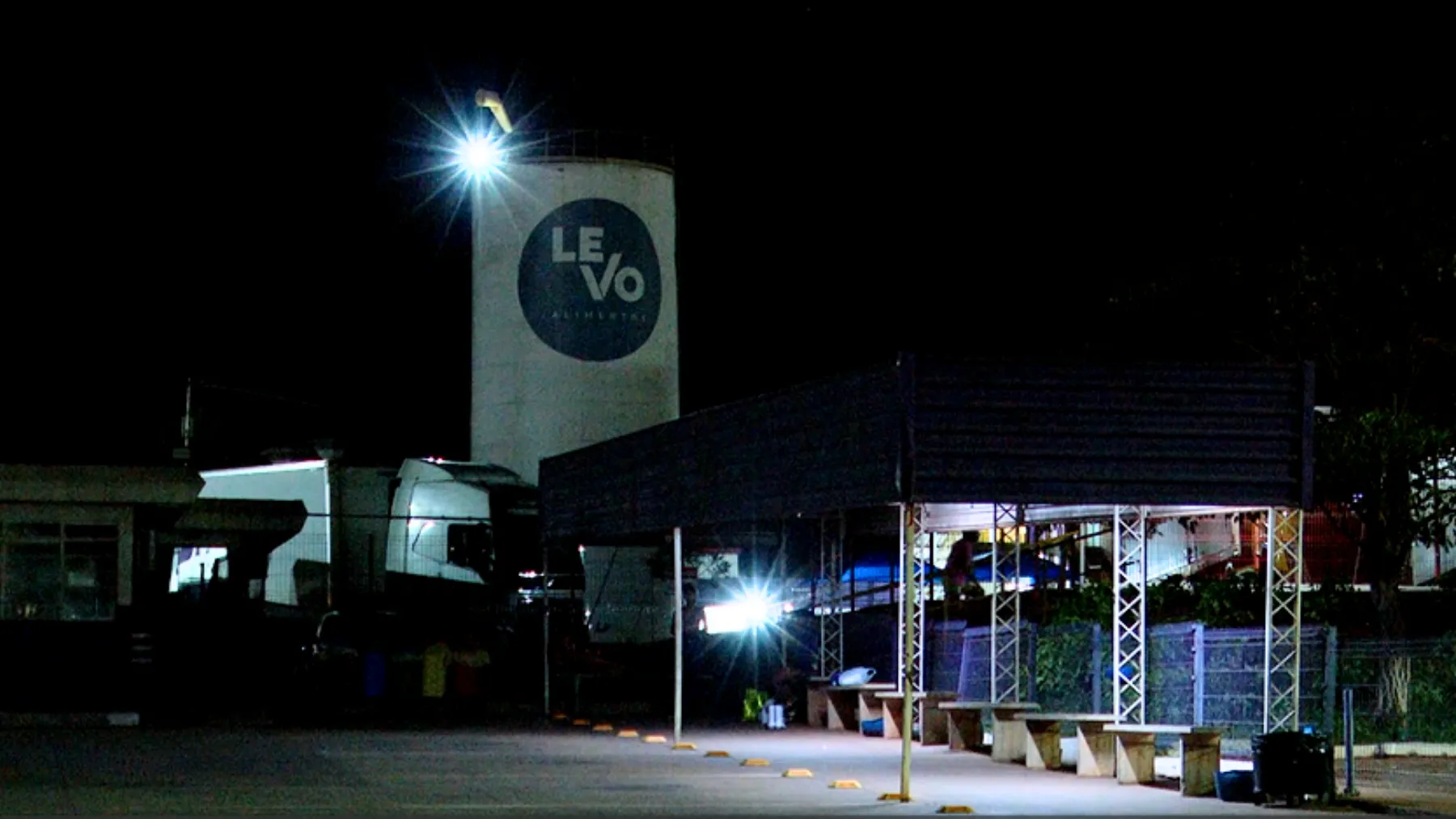 Policiais e socorristas em frigorífico investigando crime de esfaqueamento em Umuarama, Paraná