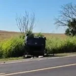 Acidente SP-463 com carro e caminhão, equipe de resgate no local