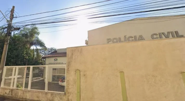 Cena de crime noturna com viatura da polícia e ambulância em Rio Claro, SP, após briga fatal.