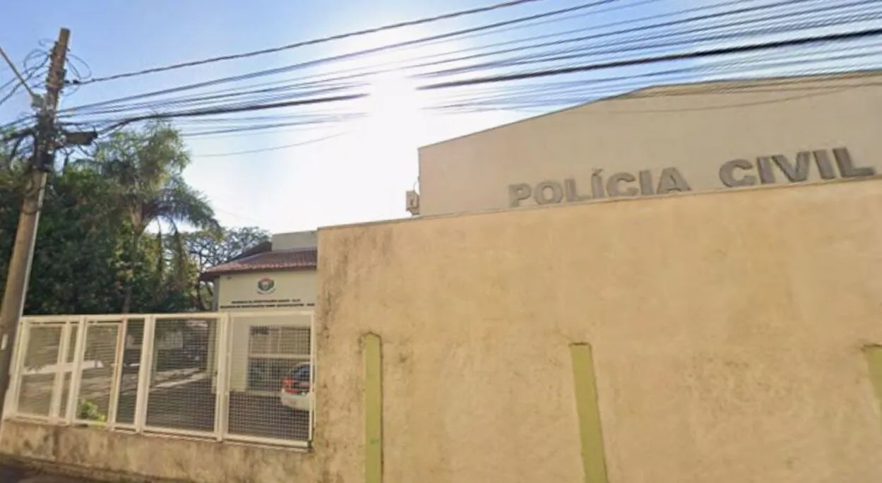 Cena de crime noturna com viatura da polícia e ambulância em Rio Claro, SP, após briga fatal.