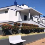 Fita amarela da polícia isolando uma área em Pracinha após um crime de homicídio.