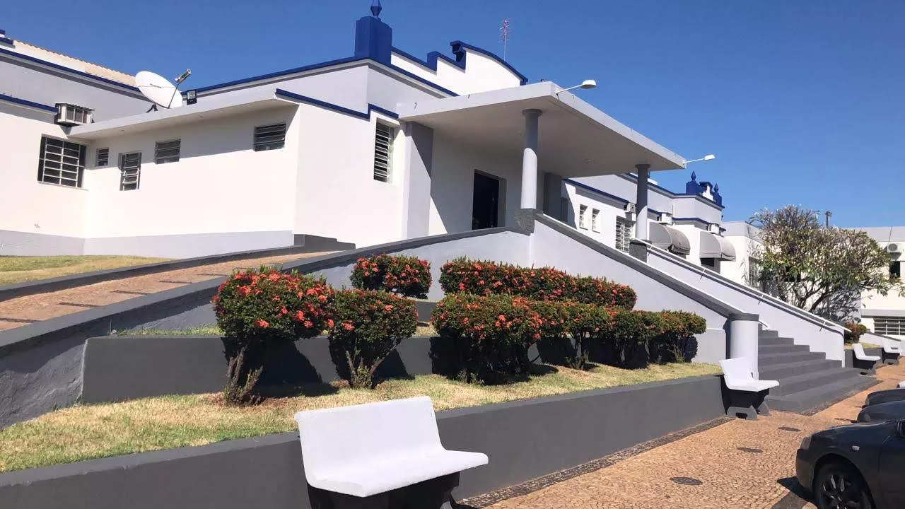 Fita amarela da polícia isolando uma área em Pracinha após um crime de homicídio.