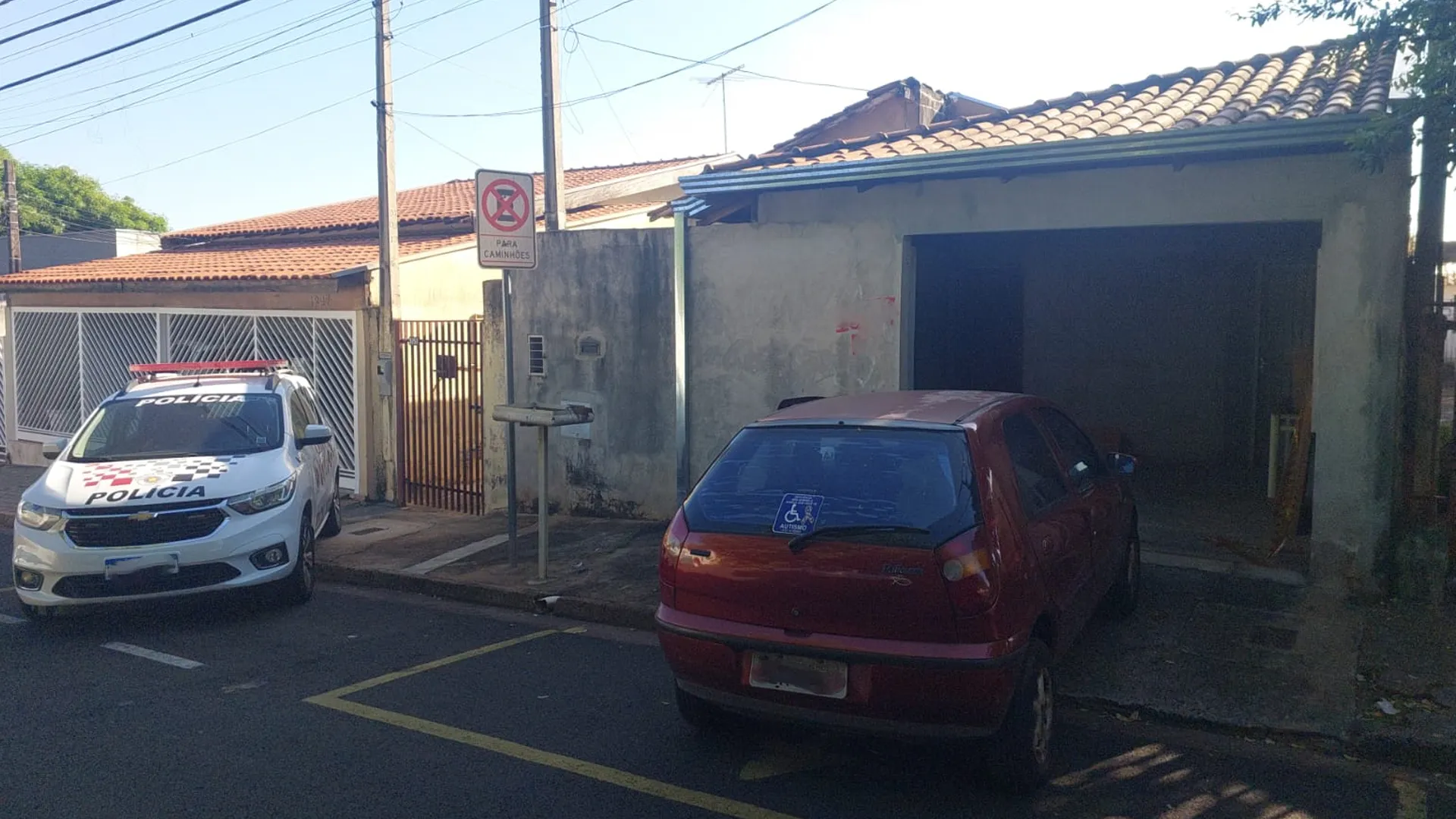 Perícia em cena de crime onde homem foi baleado em Rio Preto