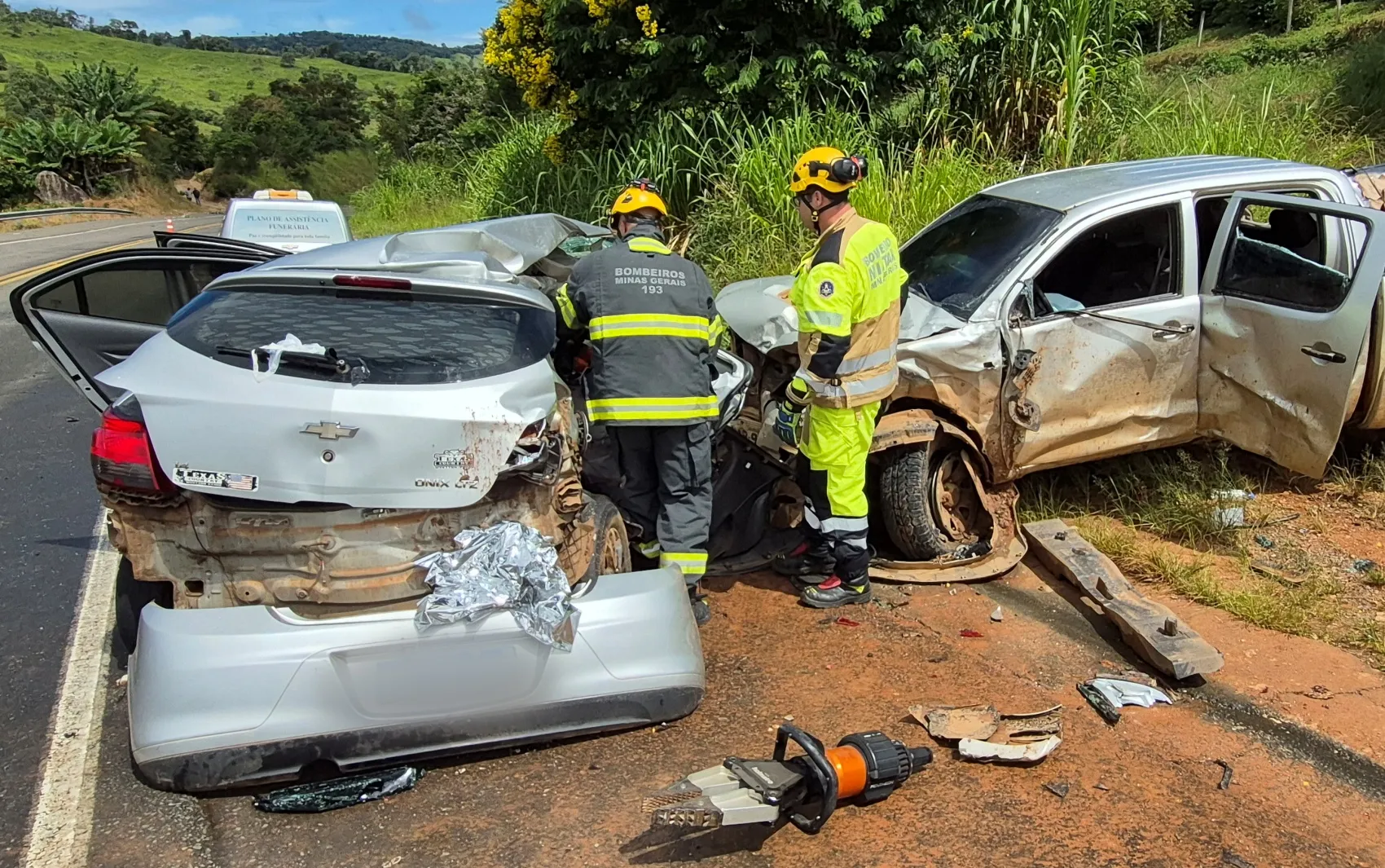 Acidente fatal na BR-146 entre carro e caminhonete, com bombeiros e polícia prestando socorro e segurança.