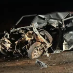 Destroços de carro após acidente com ônibus em rodovia SP