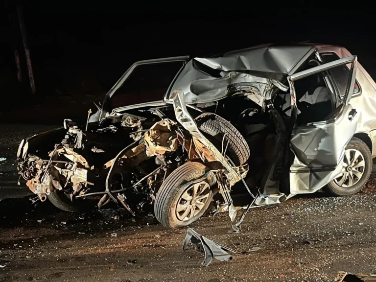Destroços de carro após acidente com ônibus em rodovia SP