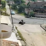Homem caindo de moto durante fuga policial em Saquarema