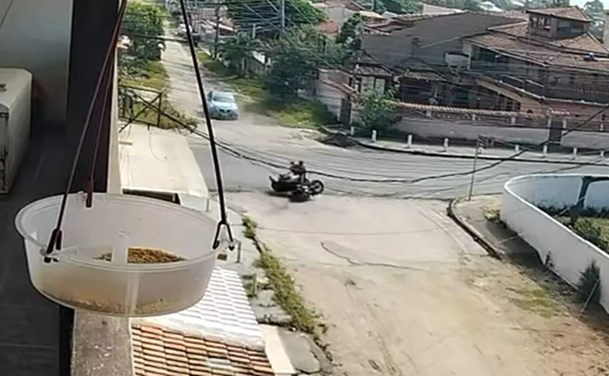 Homem caindo de moto durante fuga policial em Saquarema