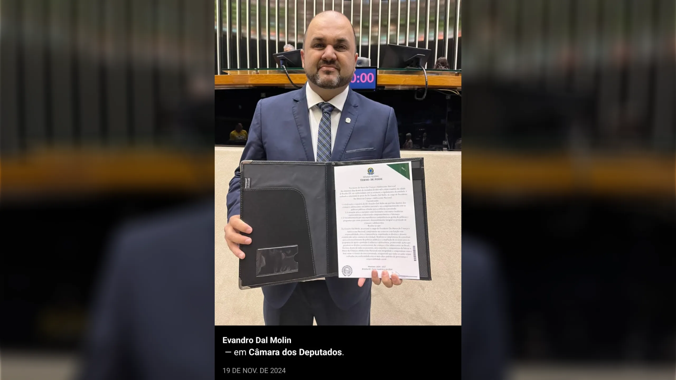 Homem preso por fraude, com brasão federal falso no cartão