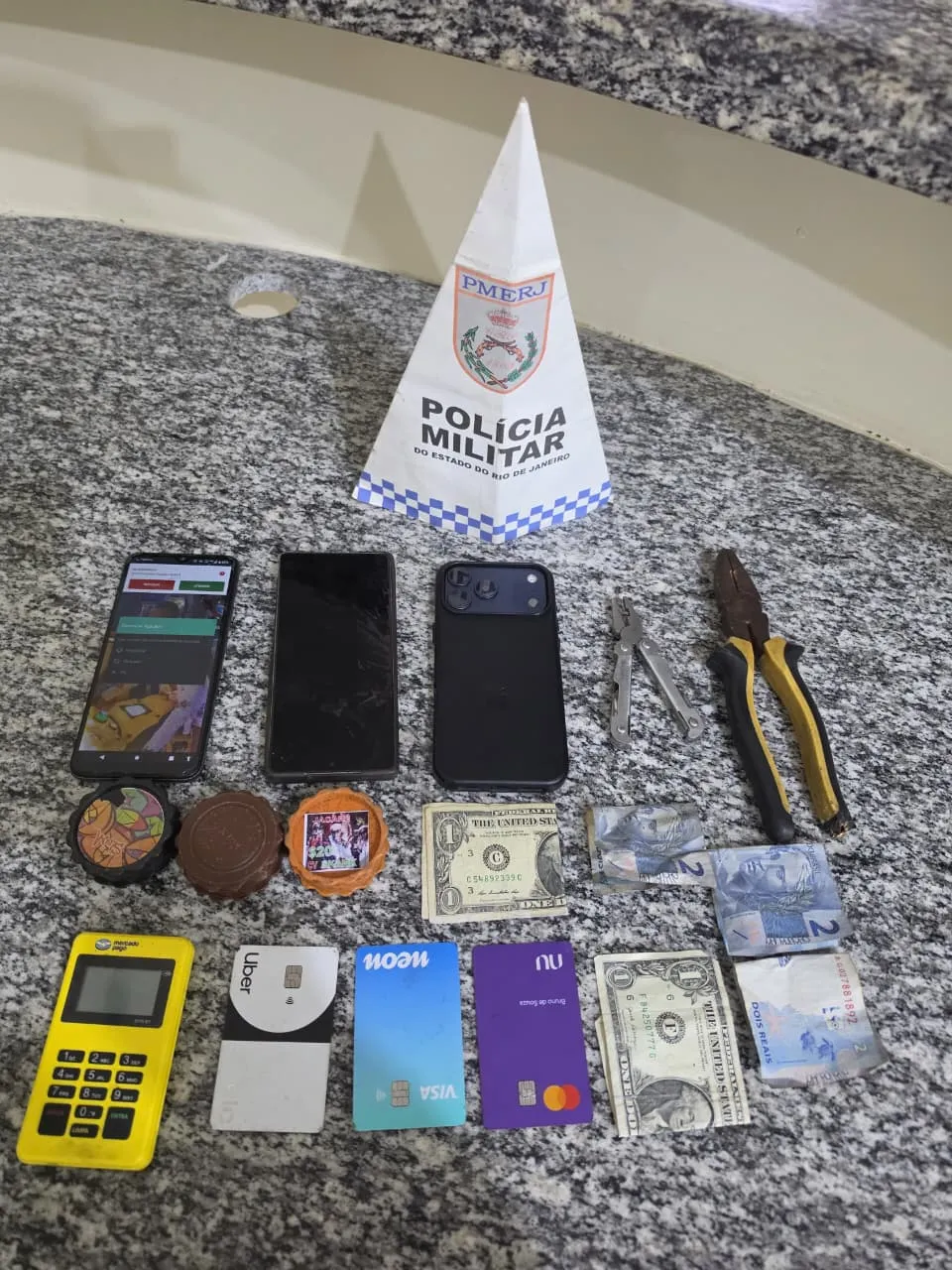 Operação policial em Maricá que resultou na prisão de suspeitos de roubo a loja de carros na RJ-140.