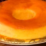 Pudim de mandioca tradicional com calda dourada