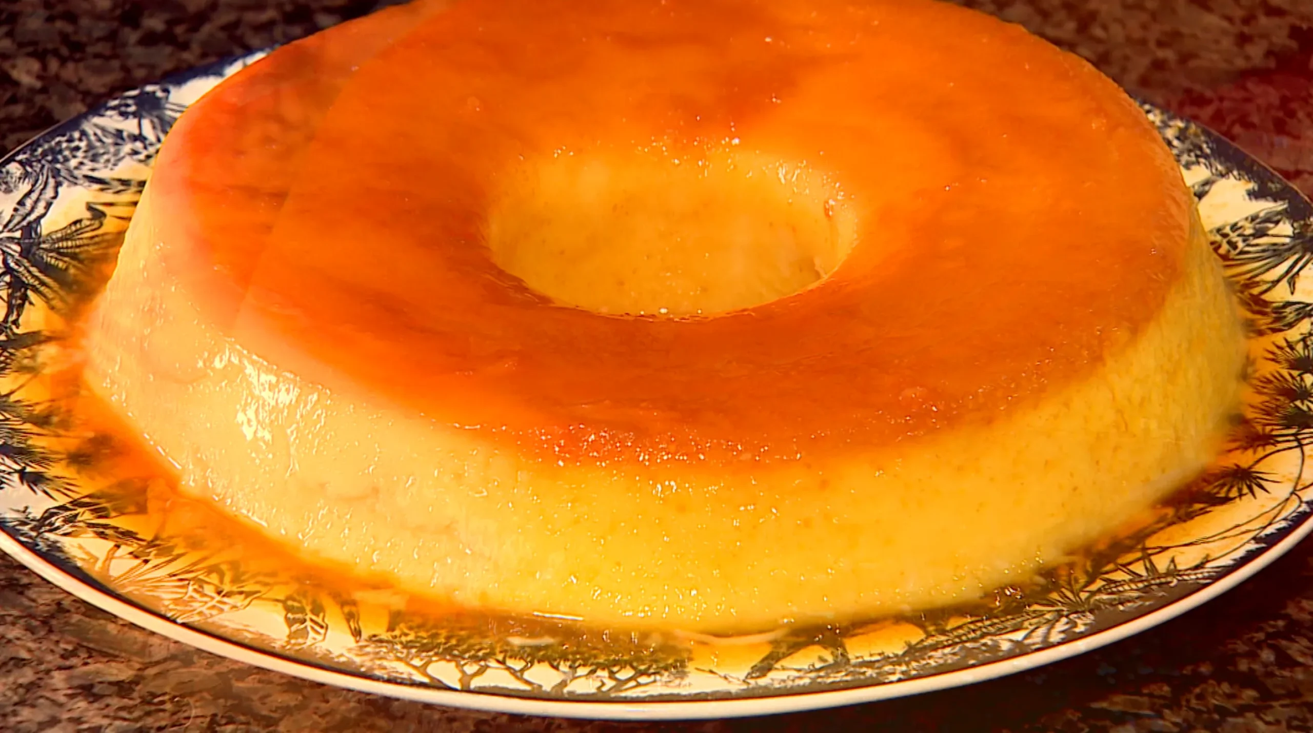 Pudim de mandioca tradicional com calda dourada