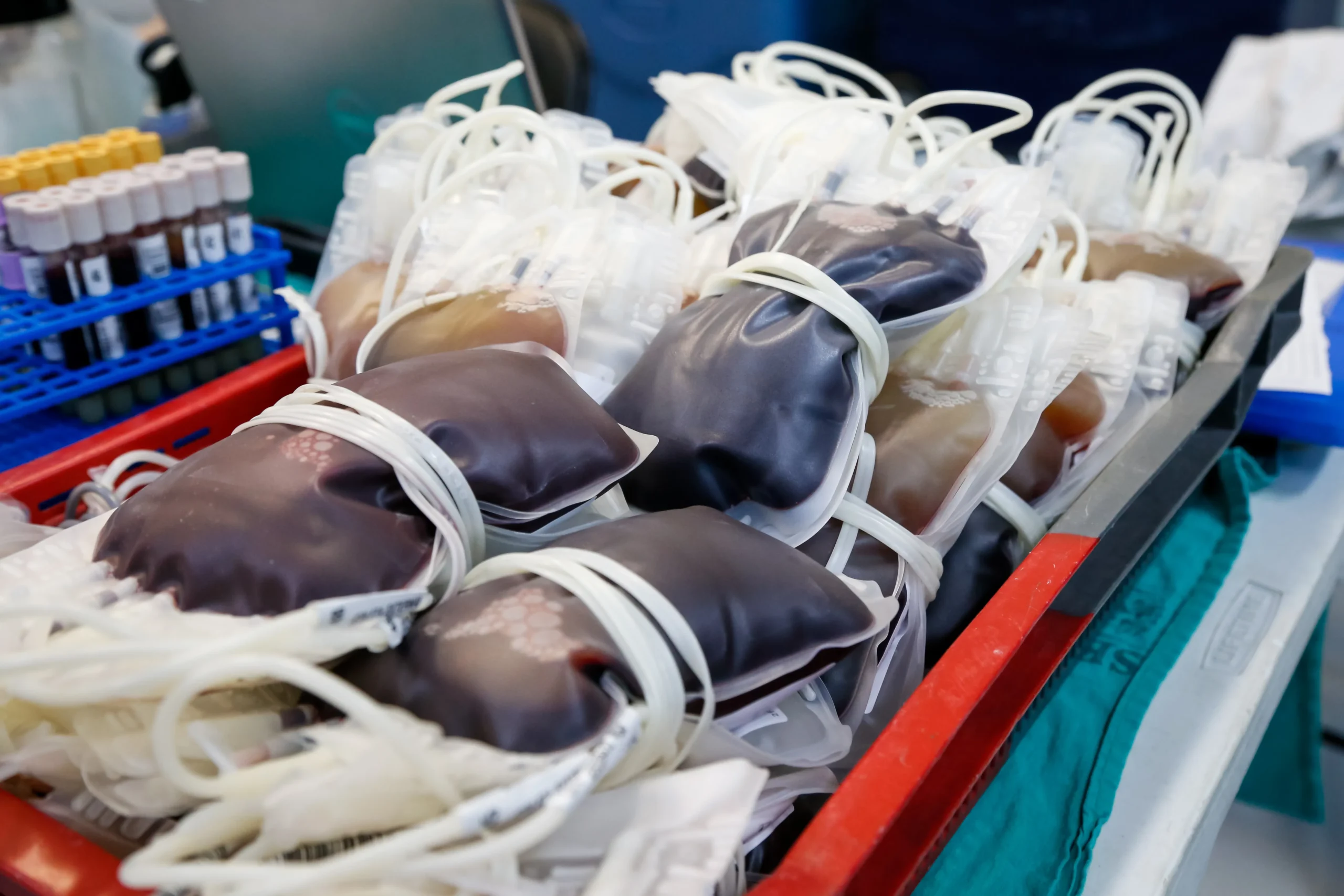 Pessoa doando sangue com enfermeira, campanha de doação em hospital