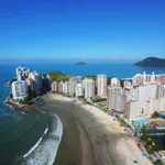 Mulher fazendo check-in digital em hotel, FNRH Digital, tecnologia em hospedagem.