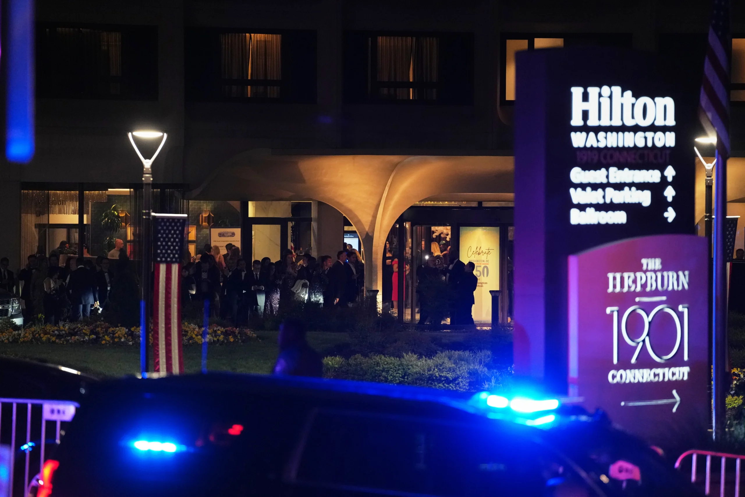 Fachada do Washington Hilton à noite, com luzes acesas e carros passando na rua