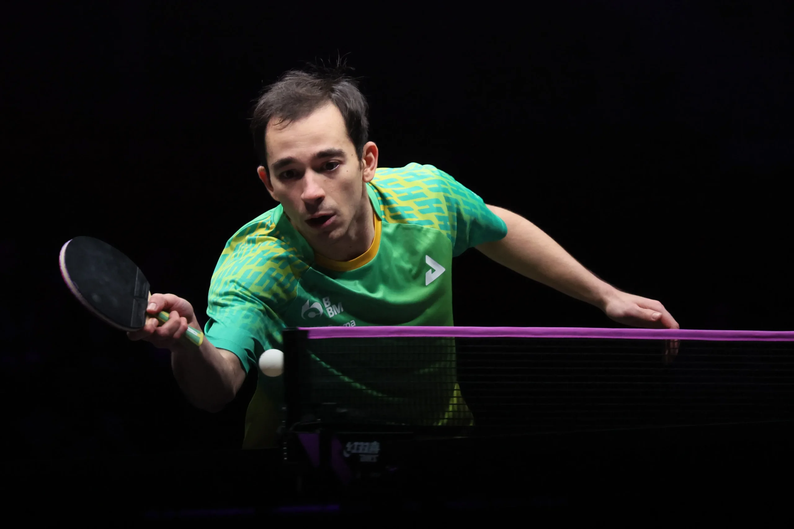 Hugo Calderano jogando tênis de mesa na Copa do Mundo, bronze em Macau.