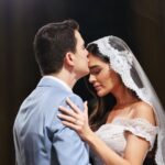 Hugo cantor emocionado no palco, cantando para a esposa Juliete de Pieri