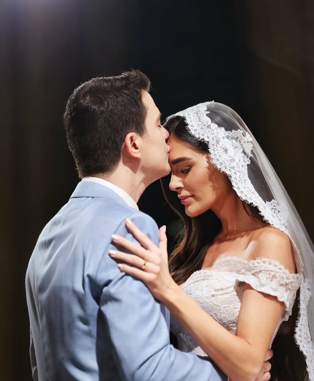 Hugo cantor emocionado no palco, cantando para a esposa Juliete de Pieri