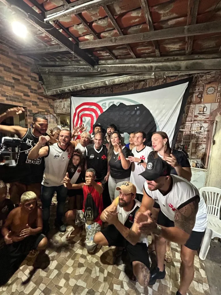 Geovani Silva com bandeirão de homenagem da torcida do Vasco 'Ao Vasco Tudo'