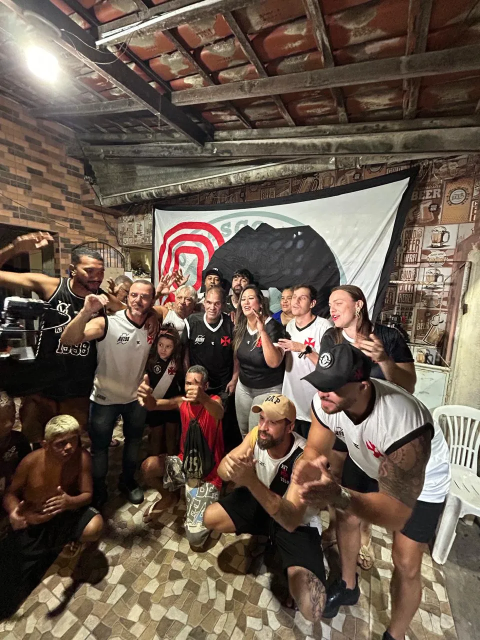 Geovani Silva com bandeirão de homenagem da torcida do Vasco 'Ao Vasco Tudo'