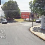 Cena de acidente de trânsito em Votuporanga com moto e carro, e equipes de resgate.