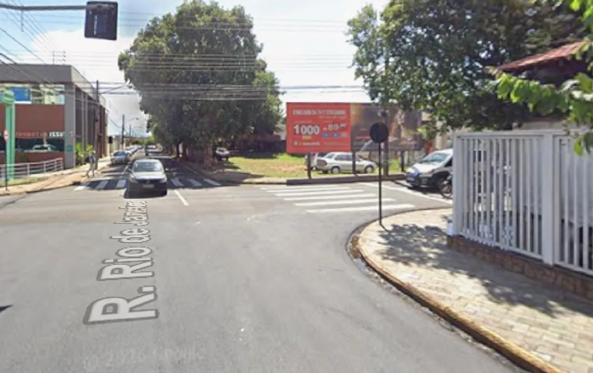 Cena de acidente de trânsito em Votuporanga com moto e carro, e equipes de resgate.