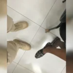 Idosa de 73 anos com Alzheimer sendo resgatada por policial na rodovia BR-153 após desaparecer.