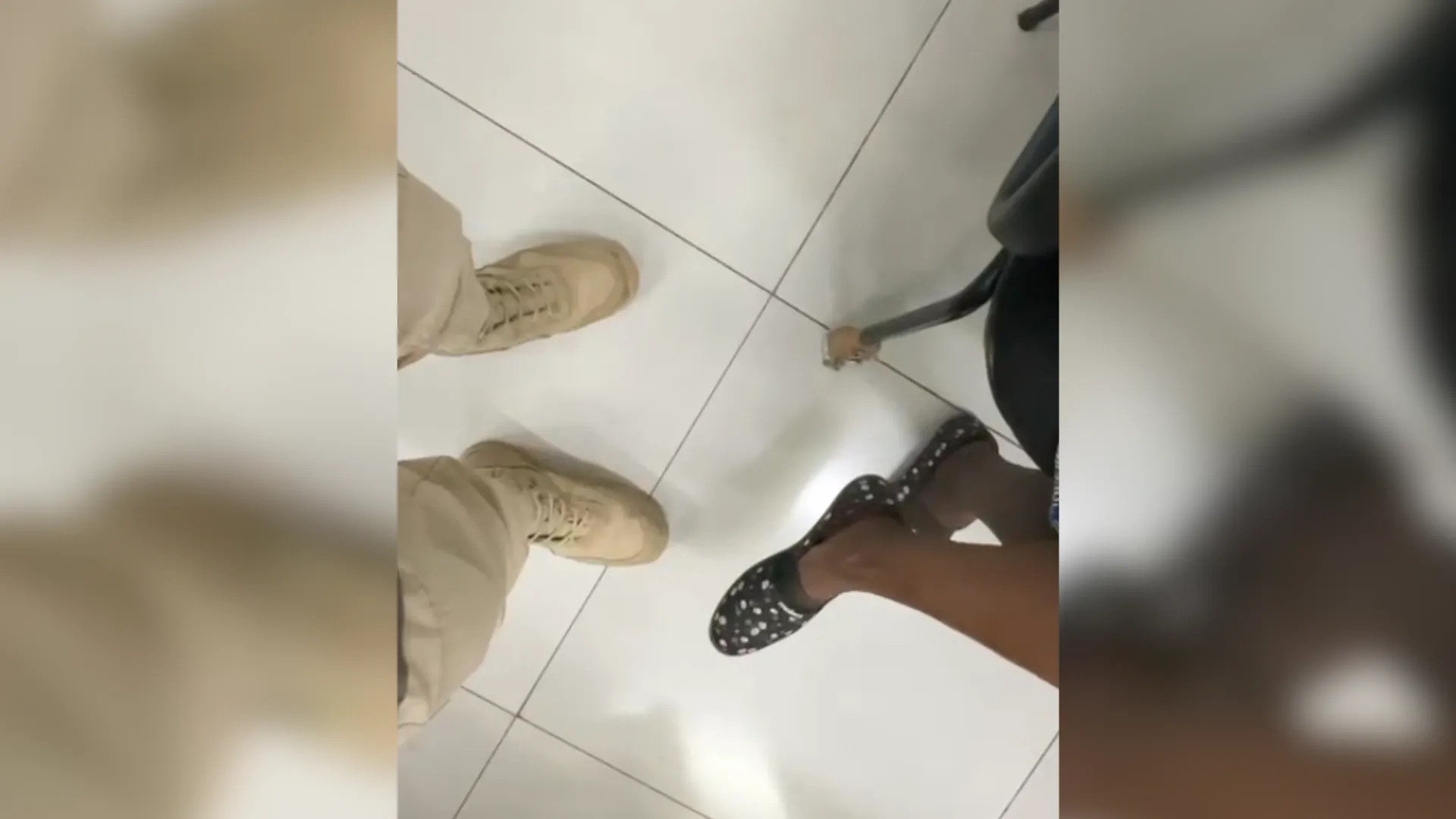 Idosa de 73 anos com Alzheimer sendo resgatada por policial na rodovia BR-153 após desaparecer.