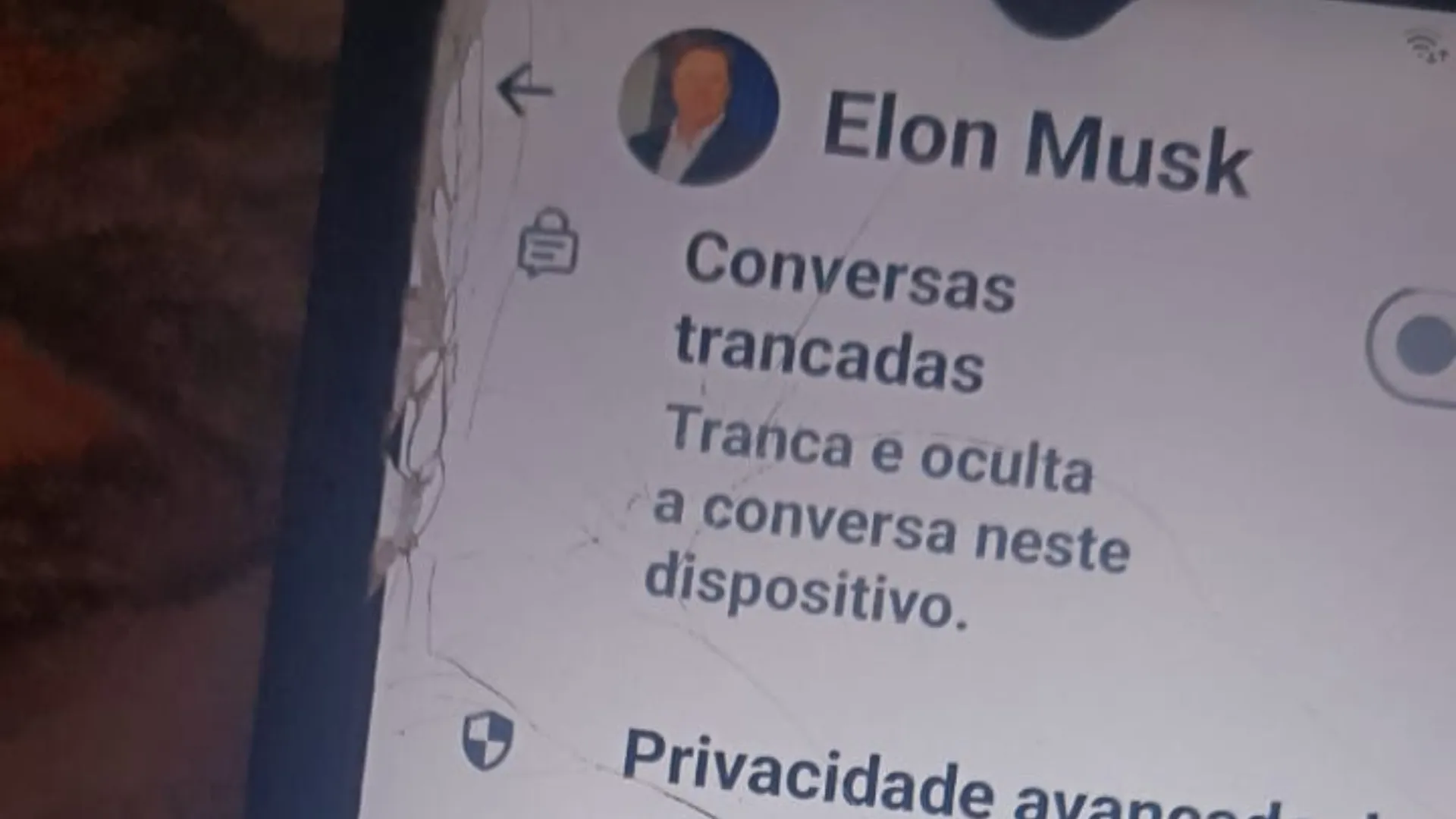 Idosa com smartphone, representação do golpe do falso Elon Musk