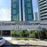 Mãos envelhecidas de trabalhador em condições análogas à escravidão