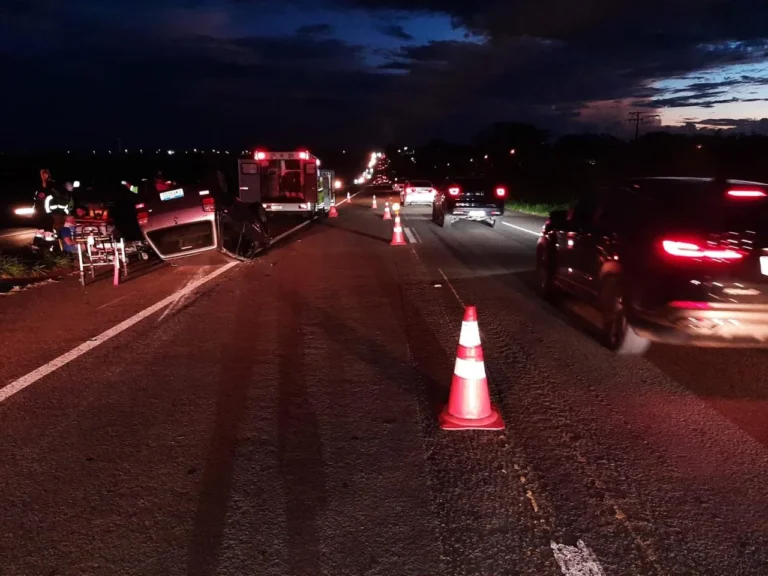 Acidente BR-153 Bady Bassitt carro capotado trânsito congestionamento Polícia Rodoviária Federal