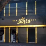 Fiscal do IMA em interdição de açougue em BH, verificando carnes vencidas e falta de registro em estabelecimento.