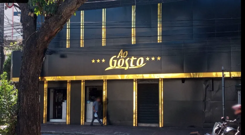 Fiscal do IMA em interdição de açougue em BH, verificando carnes vencidas e falta de registro em estabelecimento.