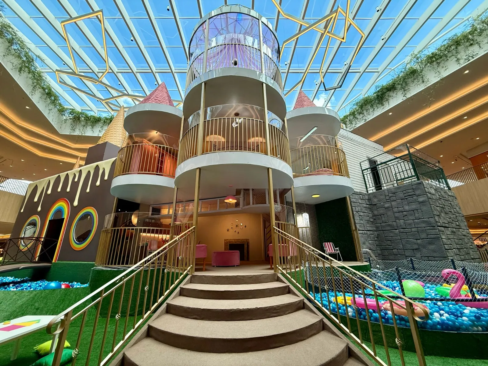 Crianças com TEA brincando no parque Imaginópolis do Jockey Plaza Shopping