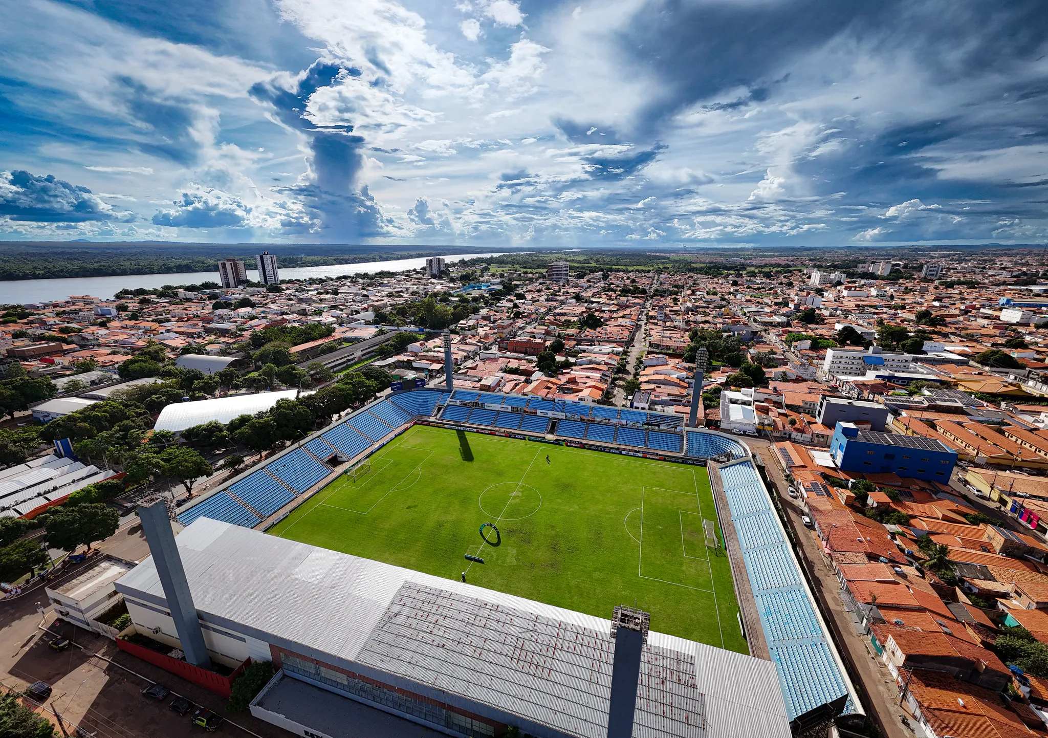 Jogadores de futebol em ação, Imperatriz contra Tocantinópolis, Série D, estádio Frei Epifânio D’Abadia