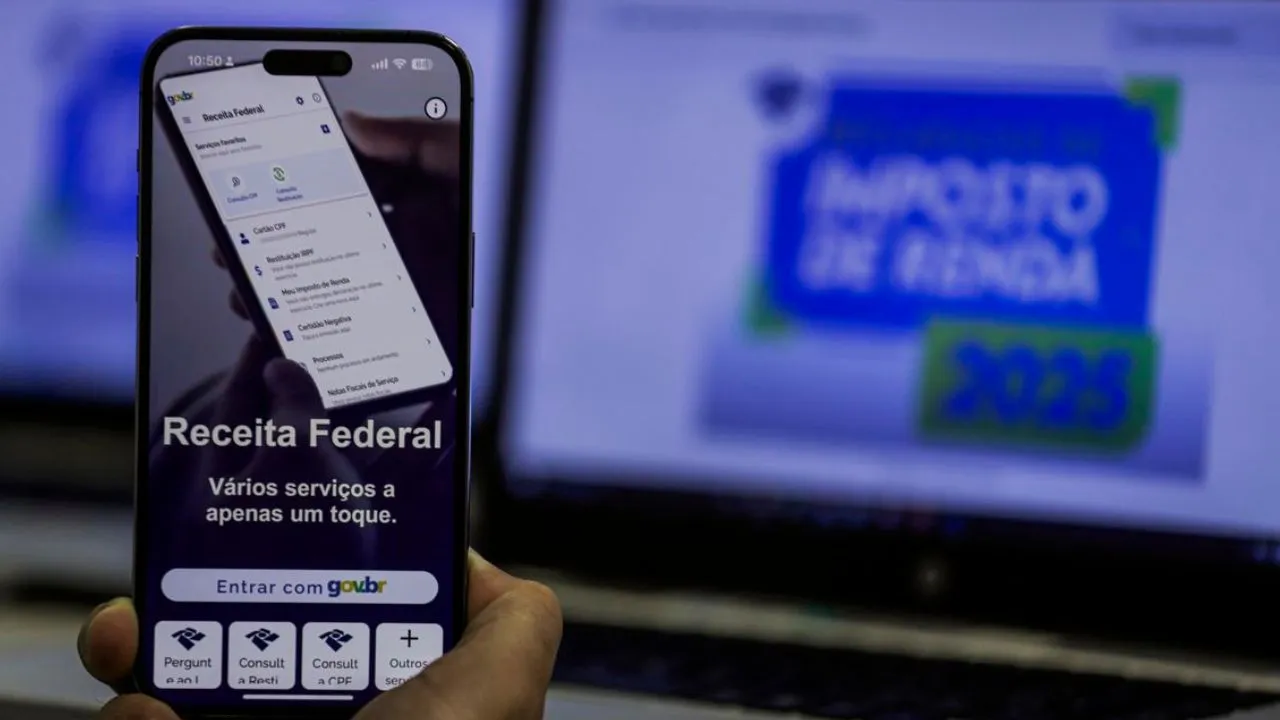 Mulher analisando formulários do Imposto de Renda 2026 com calculadora e computador.