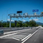 Sistema de pedágio free flow na Tamoios com carros passando