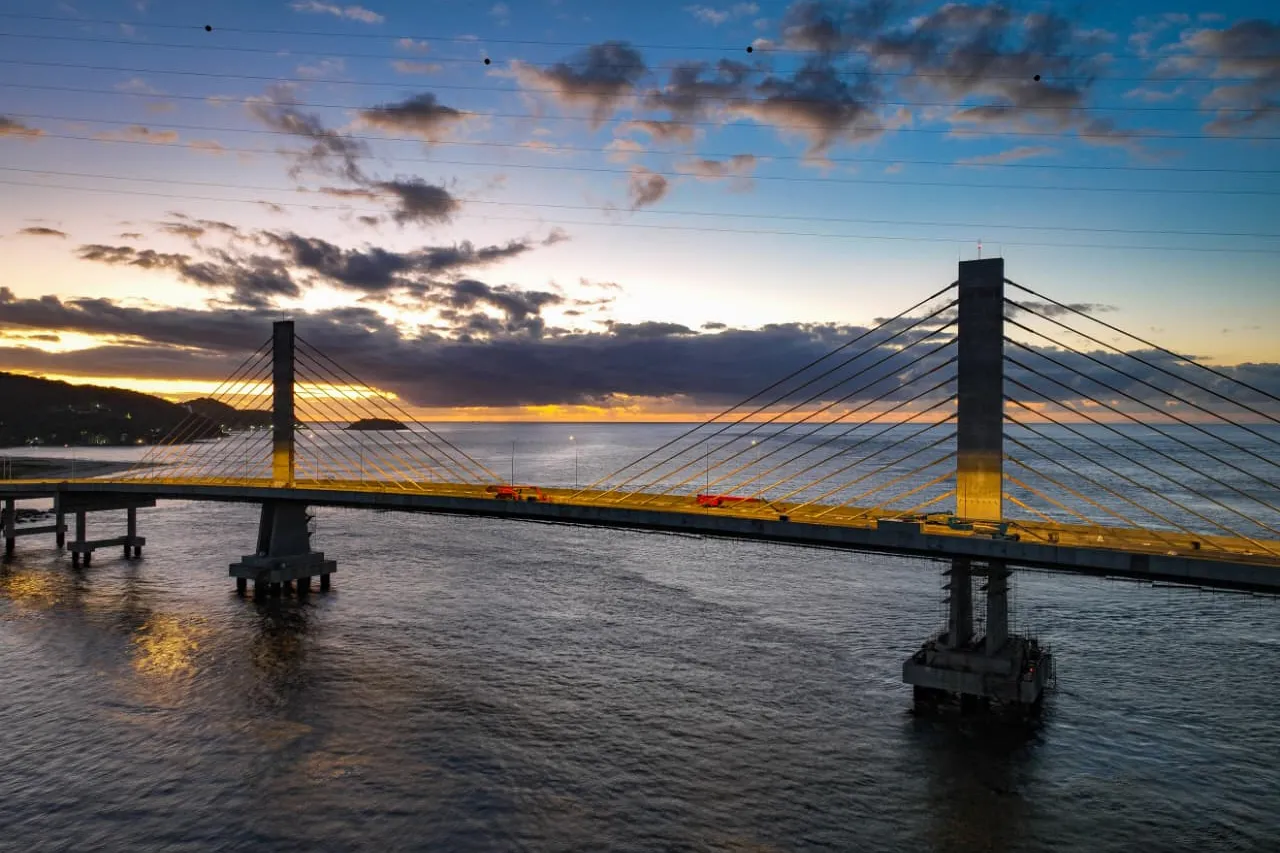 Ponte de Guaratuba iluminada por show de drones e fogos na inauguração