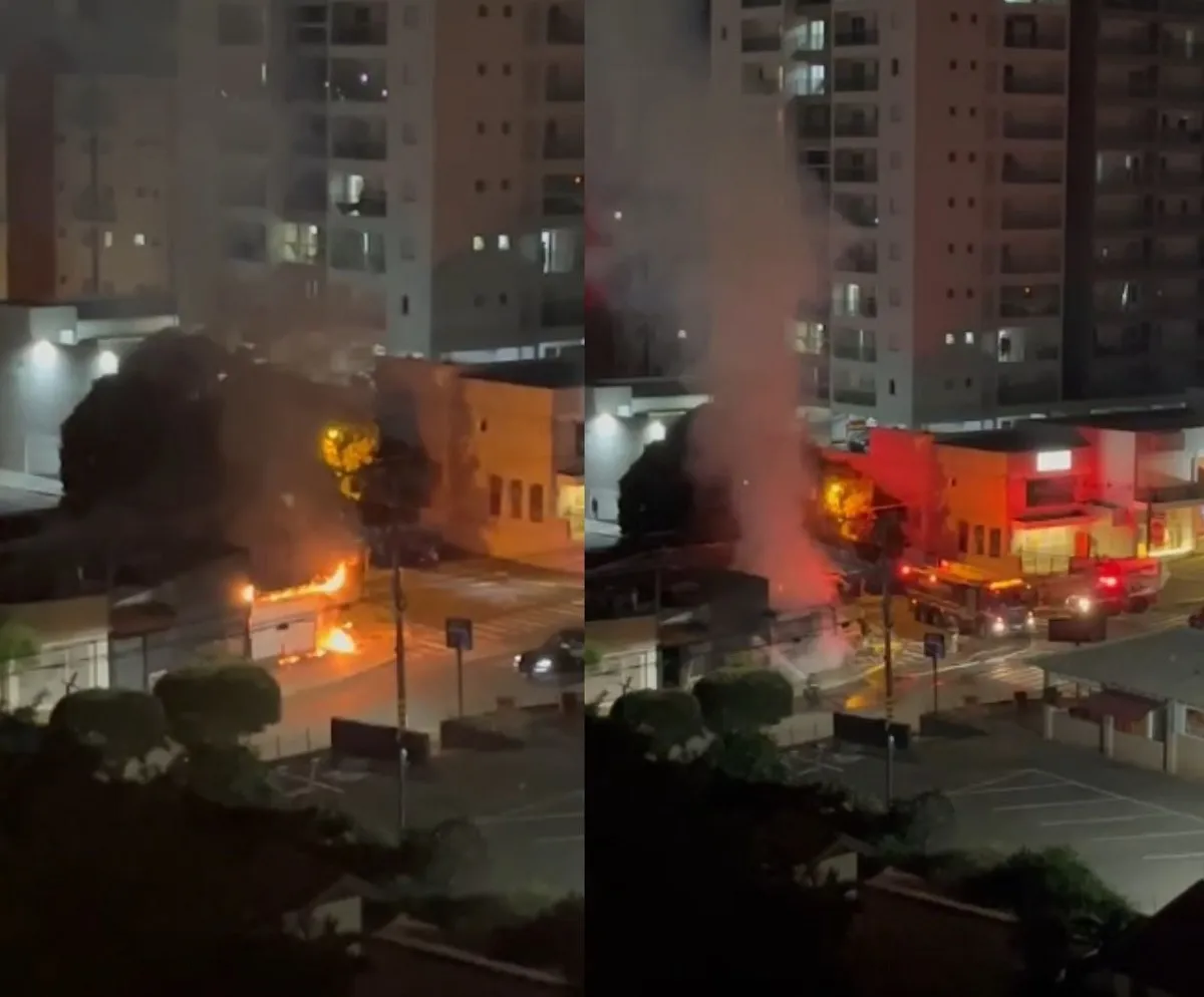 Bombeiros combatendo incêndio em bar na Vila Universitária Bauru à noite