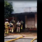 Bombeiros combatendo fogo em oficina de motos em Itaperuna