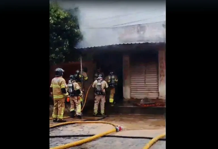 Bombeiros combatendo fogo em oficina de motos em Itaperuna